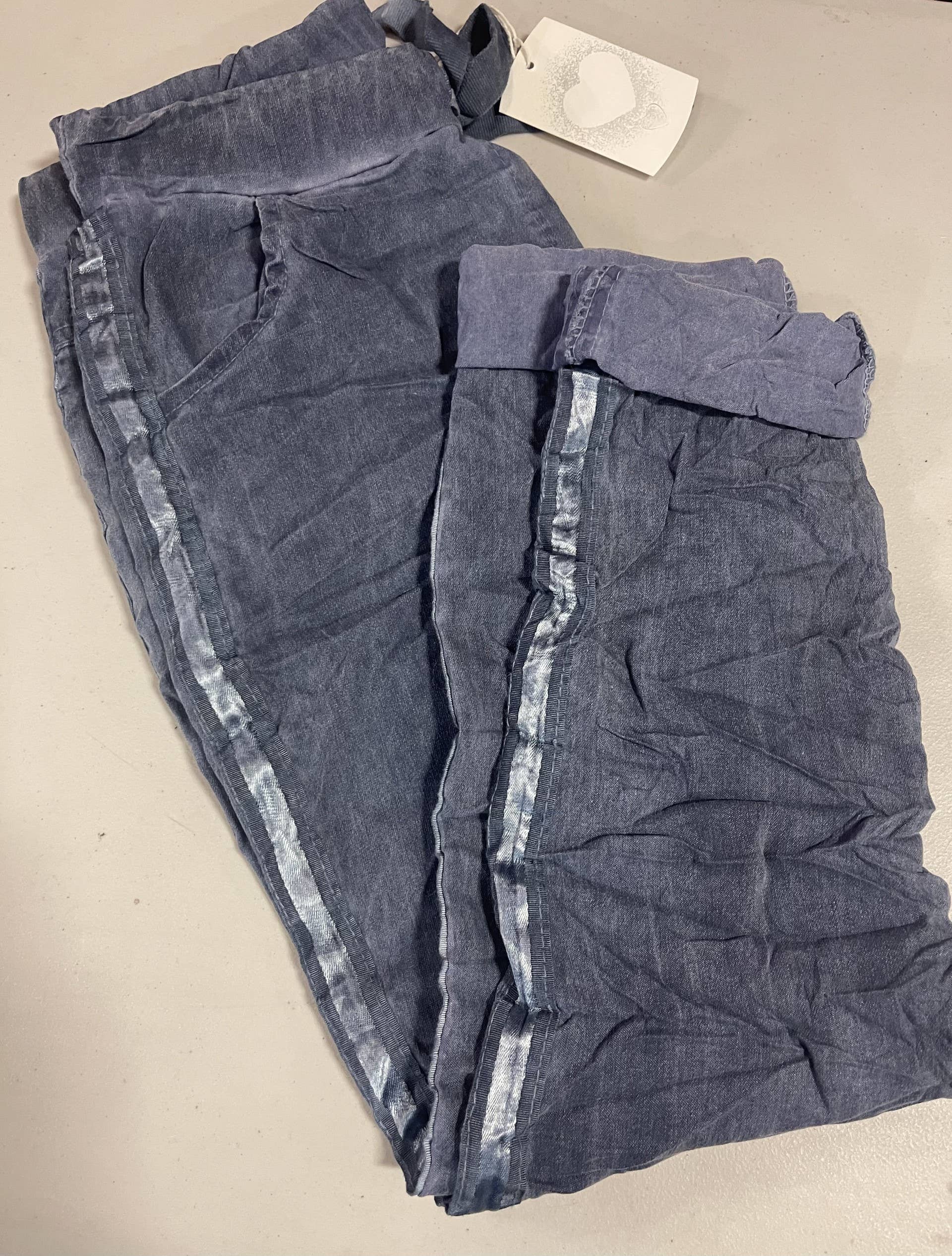 Dance in Paris – Calças - Mulher por atacado – Calças Elásticas com Quatro Bolsos e Acabamento Discreto em Veludo nas Laterais1