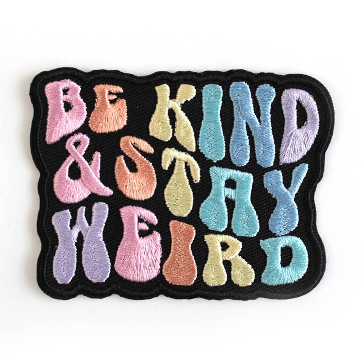 Écusson thermocollant rétro Be Kind & Stay Weird arc-en-ciel pour la vente par Electric Little Things
