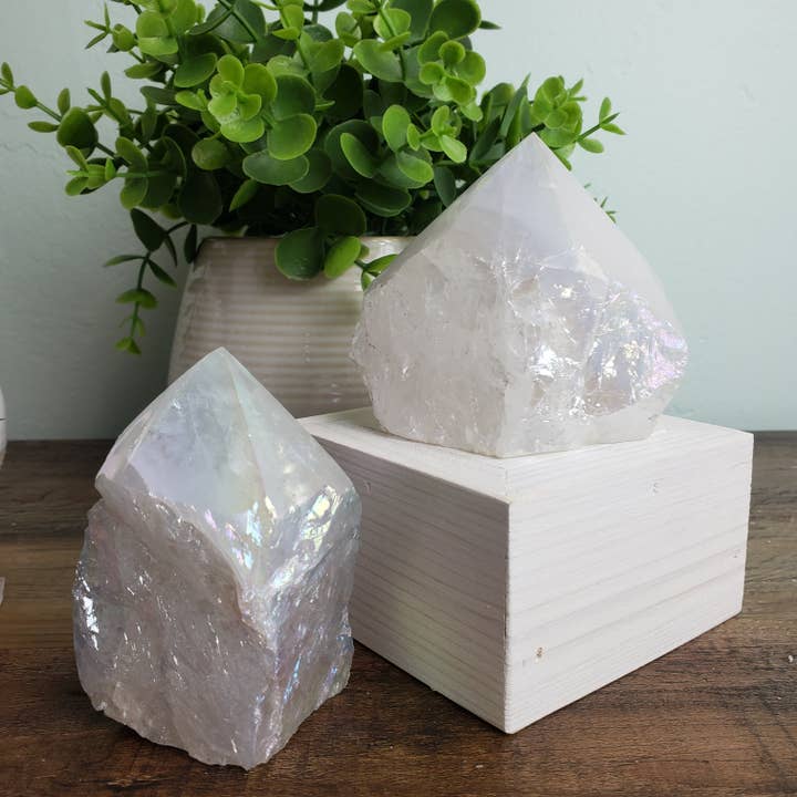 Punta lucida al quarzo Angel Aura 2"-5" per la vendita all'ingrosso da parte di Crystal Joys Wholesale