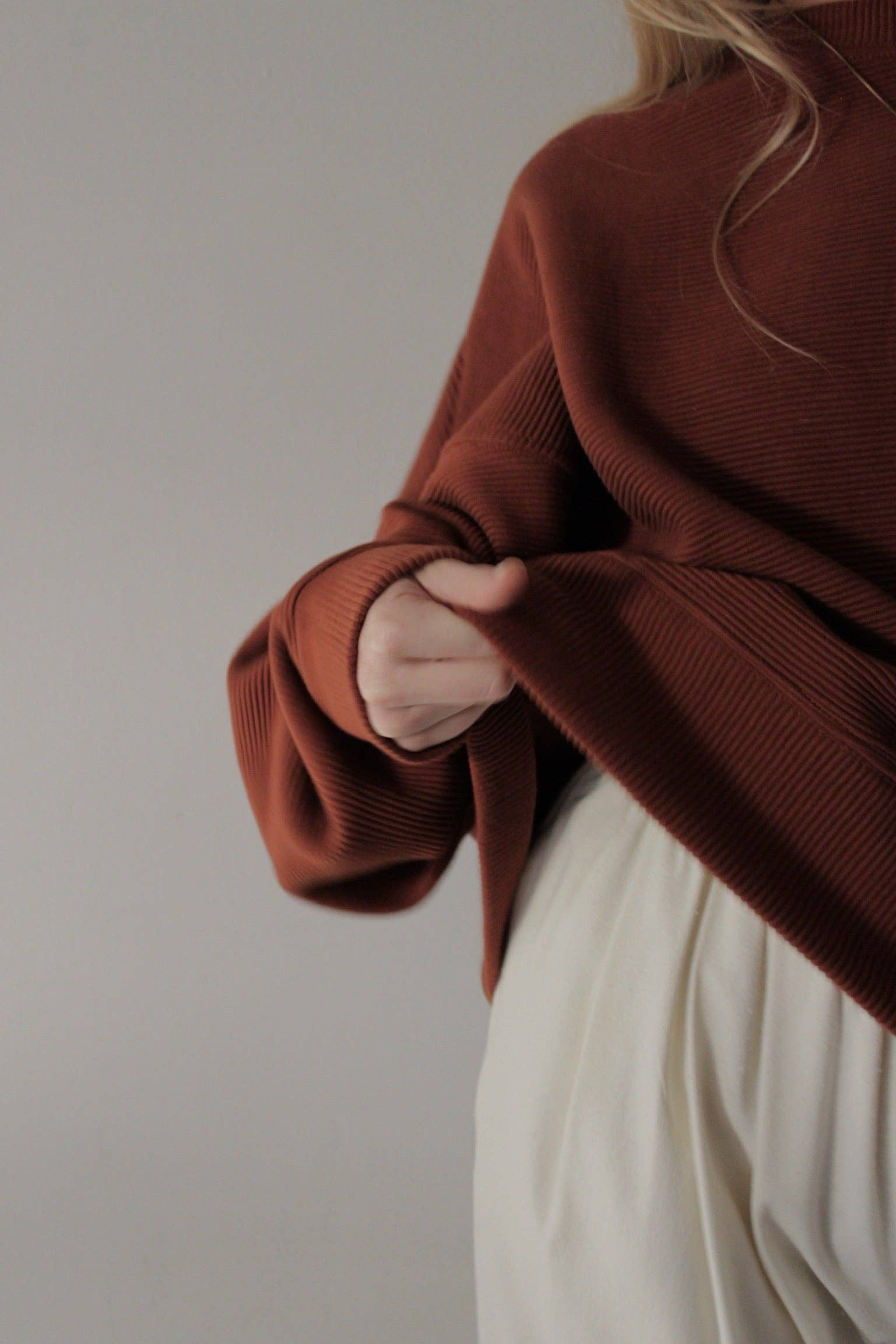 Na Nin – Großhandel Strickpullover – Damen – Margot Kurzes Sweatshirt aus Baumwolle mit Riffelmuster4