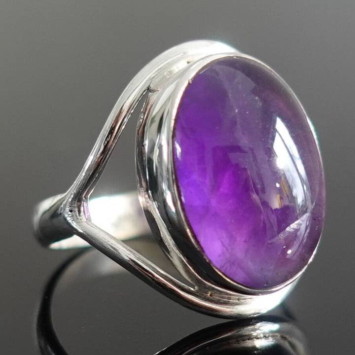 Moderner Unisex-Ovaler Amethyst-Ring | 925 Silber | 15 mm x 12 mm für den Großhandel von Mistry Gems