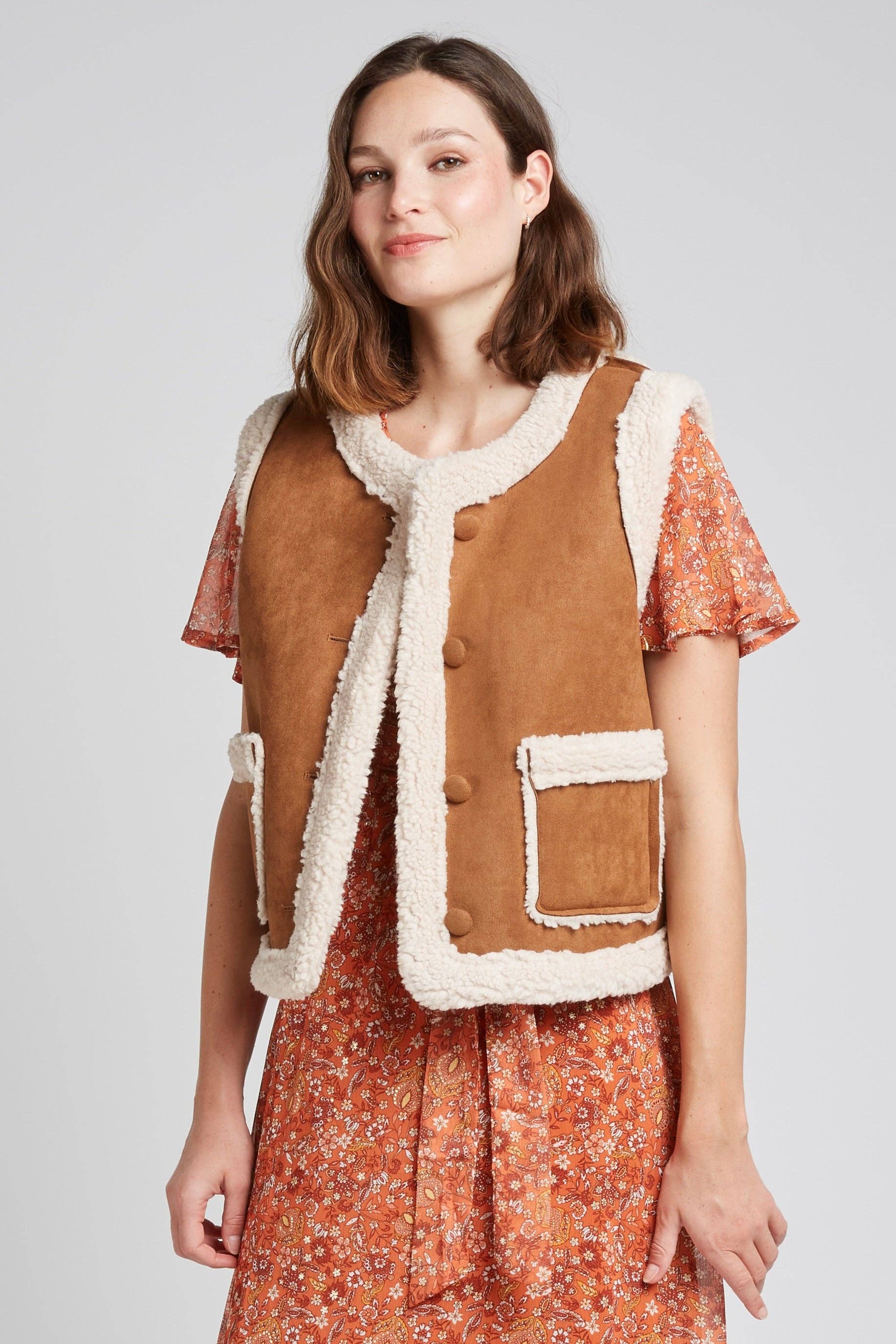 KAMEL VALMOND - Chic ärmlös jacka i suedine och moumoutte för wholesale på Faire6