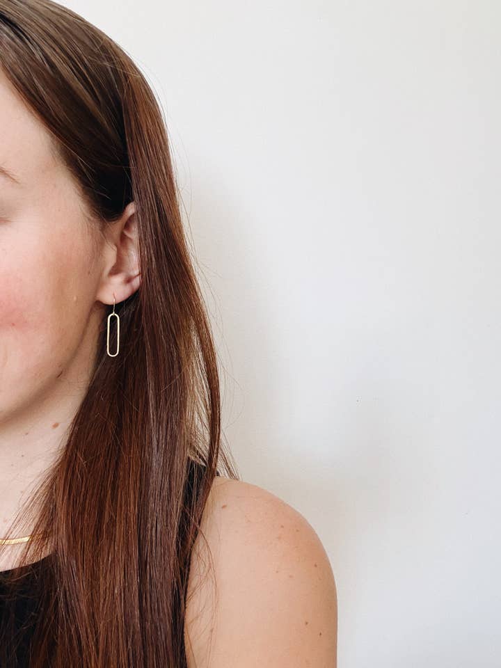 Messing Hangoorbellen, Ovale Hangers, Minimalistische Hangers voor wholesale door Olive St Jewelry