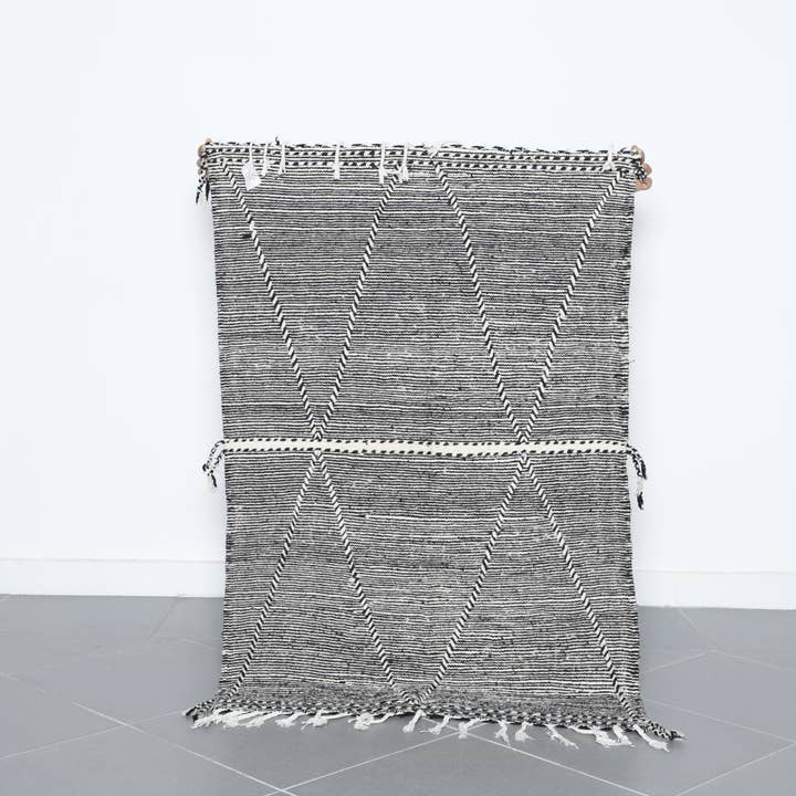 Marockansk svartvit matta – 4,7 × 3,2 fot handvävd ull för wholesale av MUSMUSRUGS