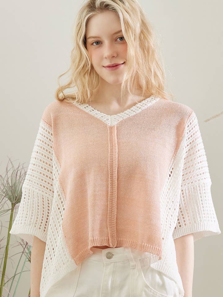 Haut en crochet à col en V pour la vente par Mello.