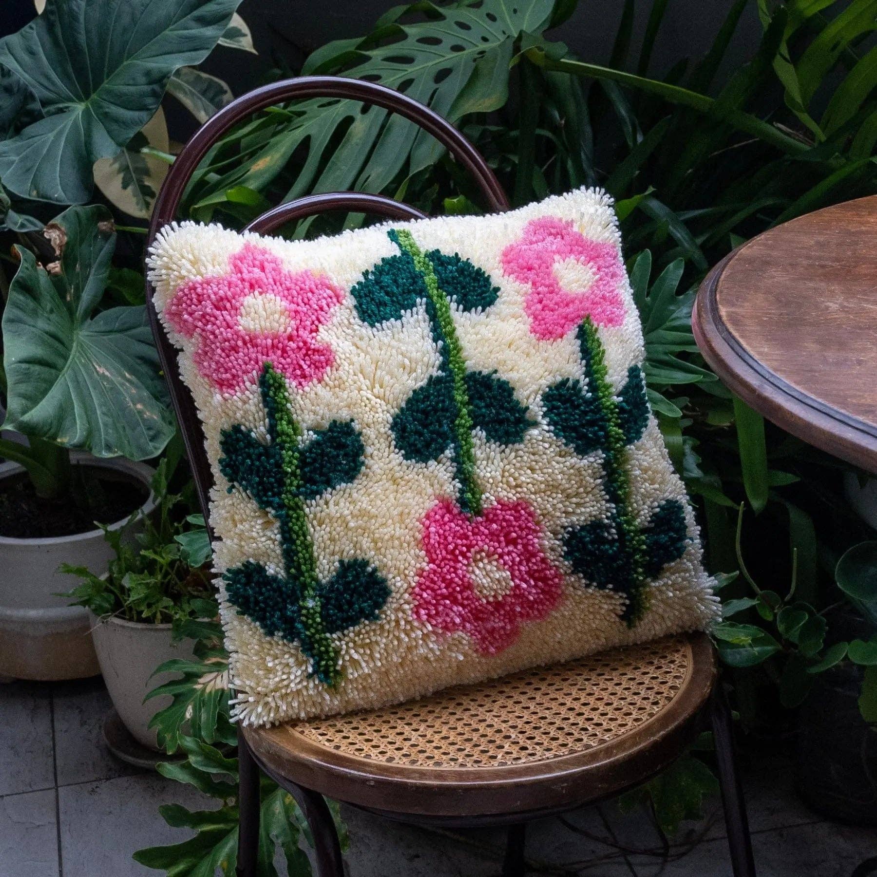 Craft Club - Wholesale Craft Sewing Kit - PASTEL PICK OF THE BUNCH - Latch Hook Cushion Kit2