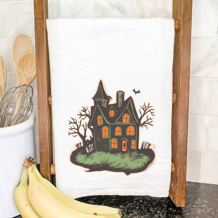 Maison hantée rétro - Torchons d'Halloween personnalisables pour la vente par Indigo Tangerine