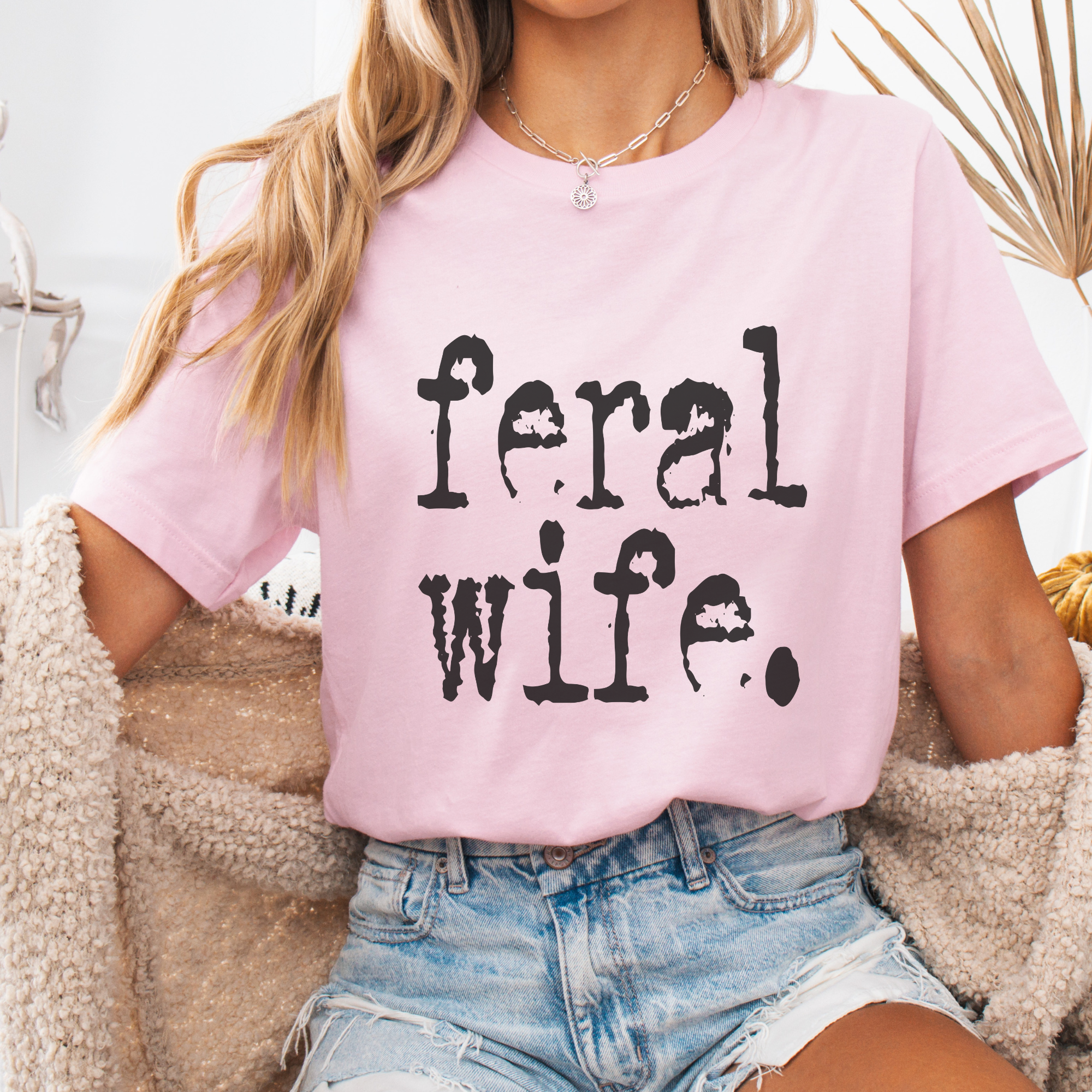 Trendznmore - Modern Graphic Apparel – wholesale T-shirt med logga - Dam – Feral Wife Distressed Typografi Rolig Grafisk T-shirt3