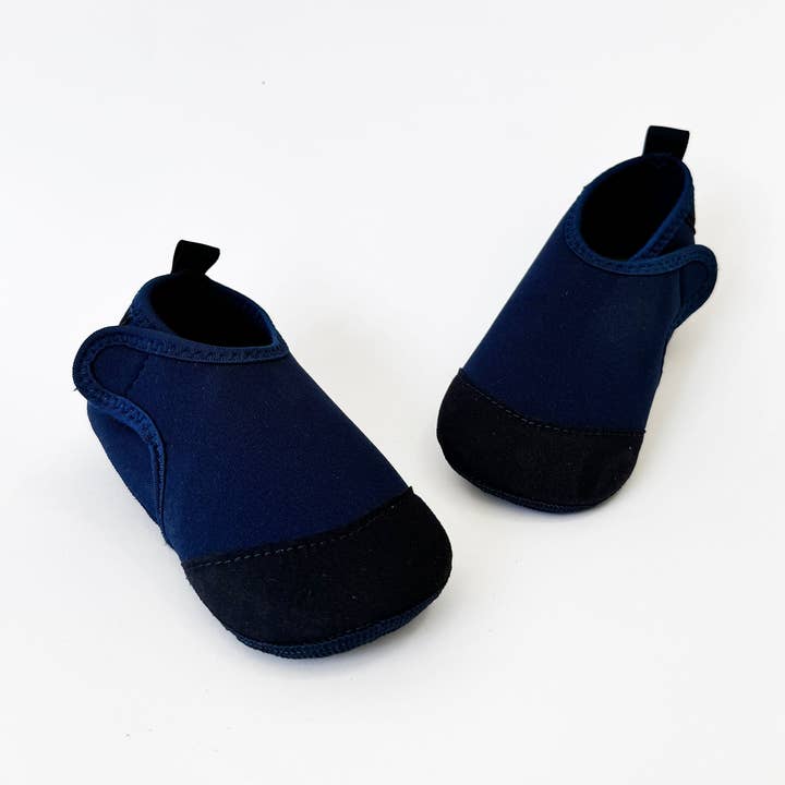 Toddler Aqua Socks - Os melhores sapatos de banho macios para piscina e praia - Deep Ocean por atacado de The Little Sock Company