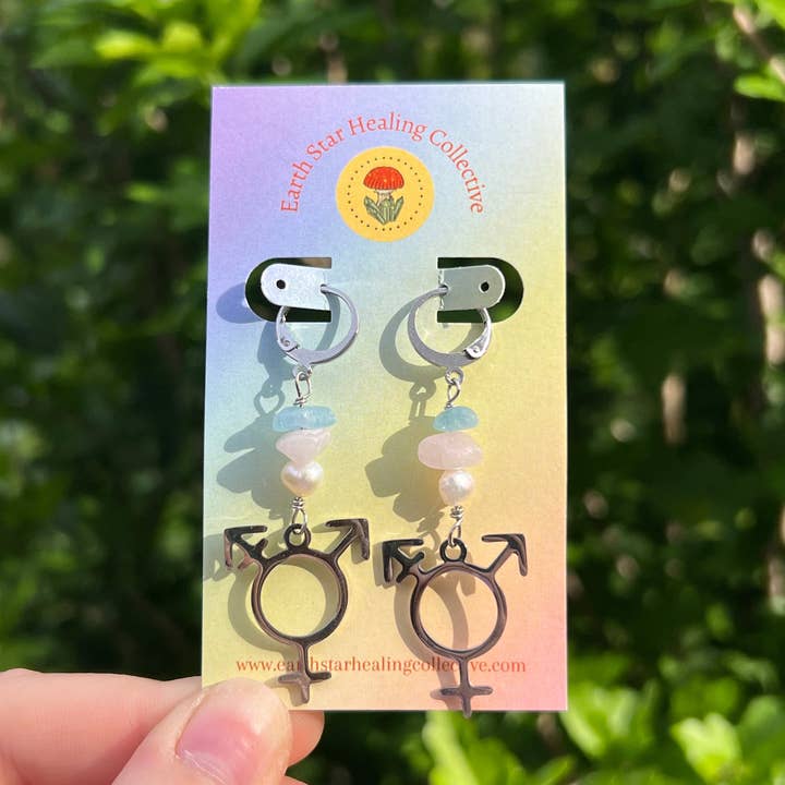 Pendientes con símbolo trans - Aguamarina - Perla - LGBTQ - Acero para venta al por mayor de Earth Star Healing Collective