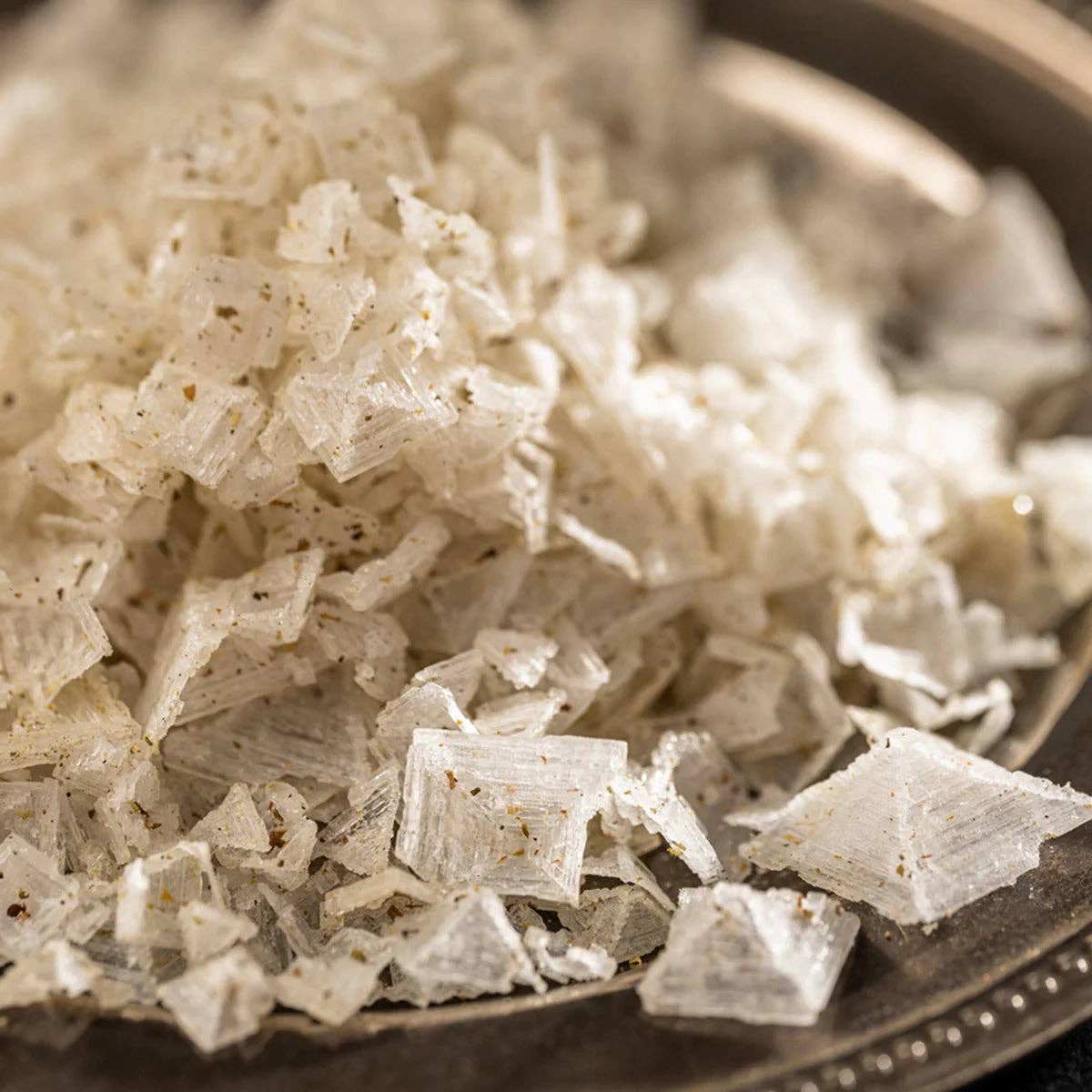 O.E.L. - Thalassa GmbH & Co. KG – wholesale Torkad krydda – Havssaltflingor med basilika och vitlök 75 g1