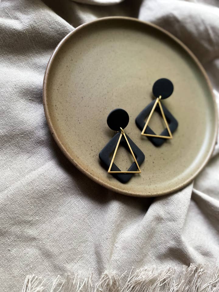 Boucles d'oreilles pendantes Zoe Clay avec accent en métal pour la vente par Moon And Back Jewels