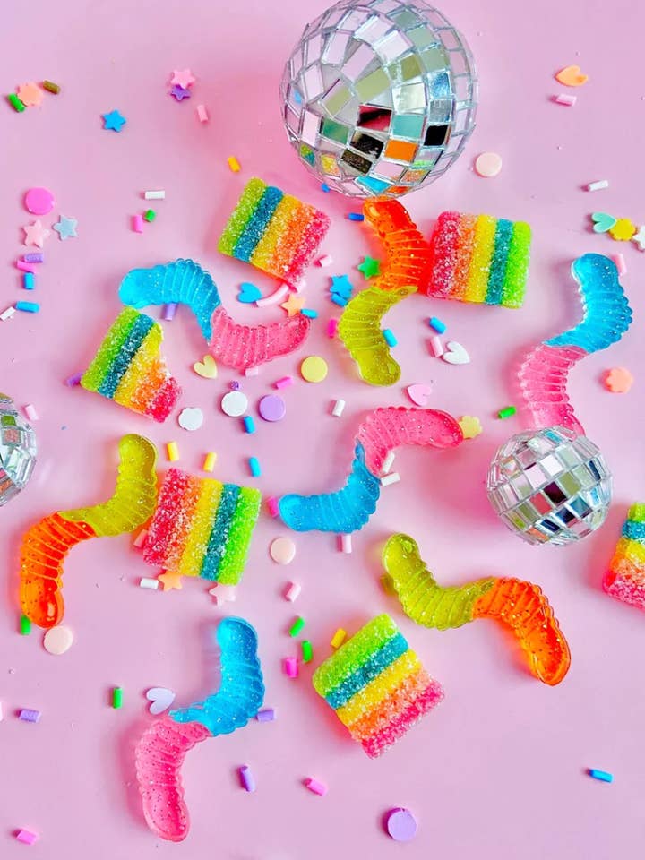 Boucles d'oreilles vers gommeuses pour la vente par Victoria Essie Studio