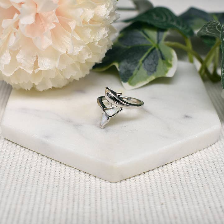 Ana overlappede hvid opalisk delfinring for engroshandel hos Kali Ma Designs - Sterling Silver Jewellery