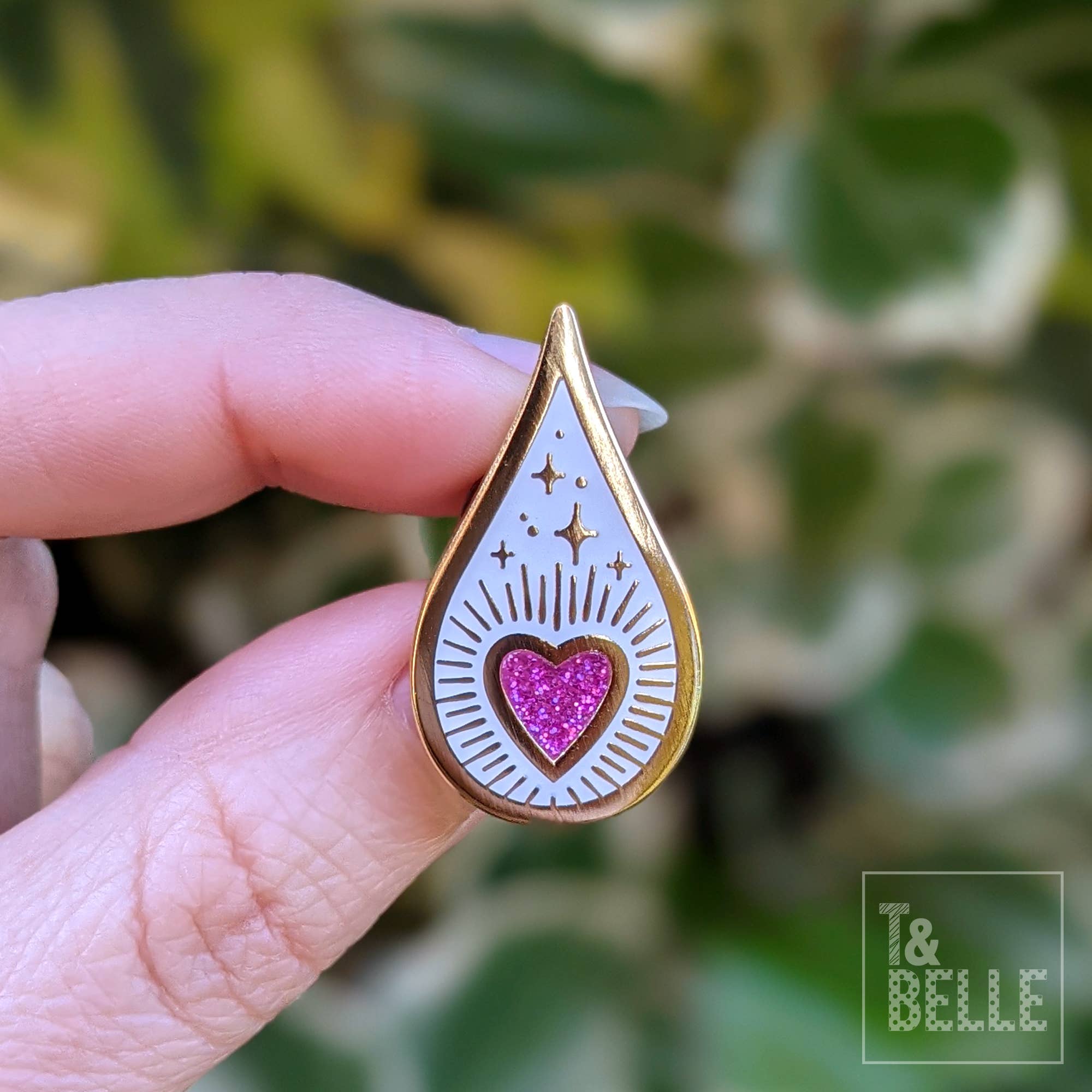 T & Belle – wholesale Lapel pin/button – Drops of Magic - Glitter 1 Month Breastfeeding Milestone Pin1