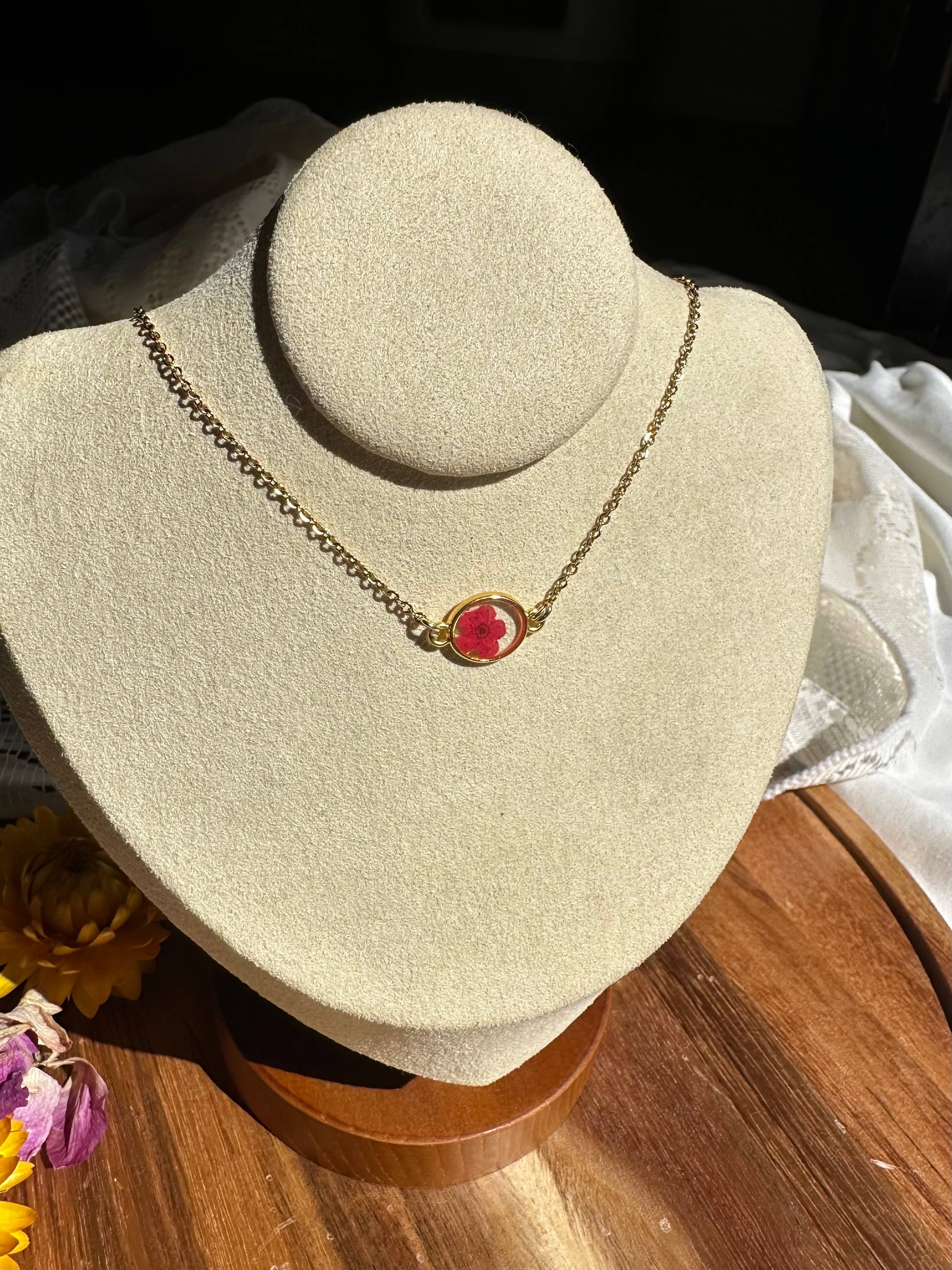 Lucky Lucky Studios – Großhandel Kette mit Anhänger/Charm – Echte Blumen-Halskette (goldene ovale Fassung)1