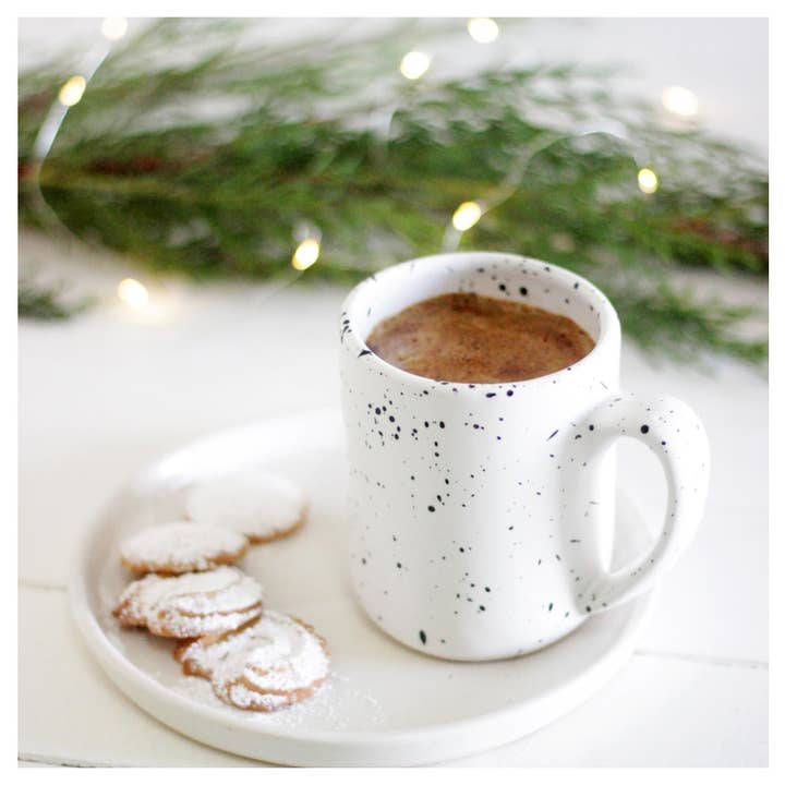 Mug en céramique fait main 12 oz, blanc moucheté semi-mat pour la vente par Roro