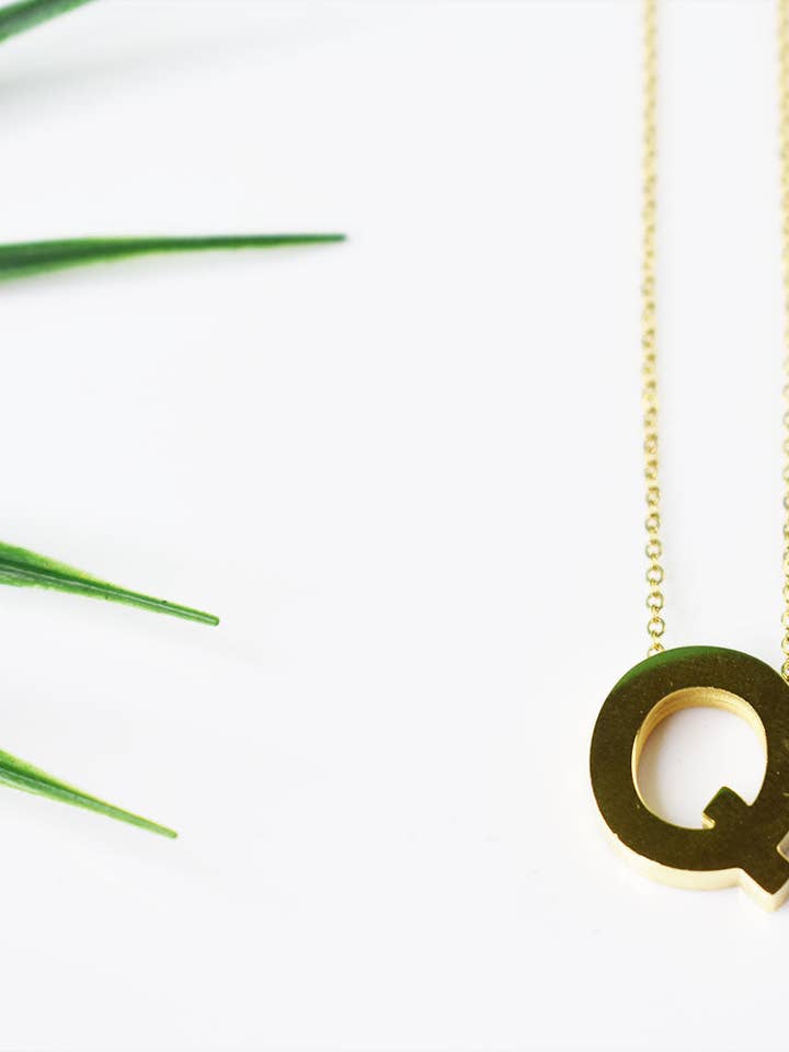 Collier à pendentif initiale Q pour la vente par Feline Jewelry Studio Universe