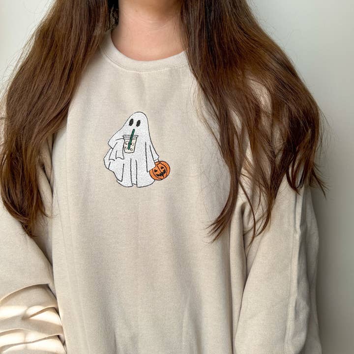 Cuello redondo bordado con diseño de Iced Coffee Ghost para venta al por mayor de Emily Paige Company