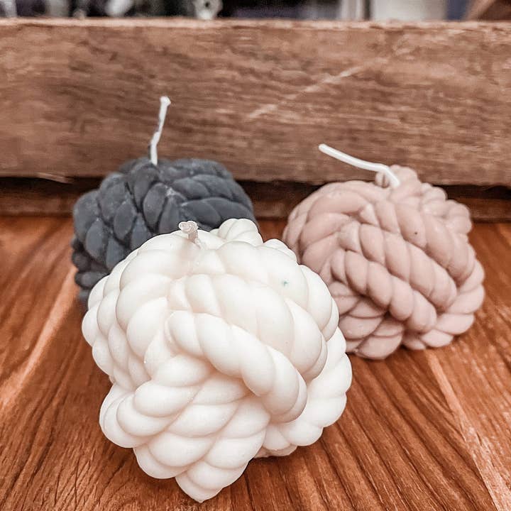 Bougie en forme de pelote de laine pour la vente par Harzcandles
