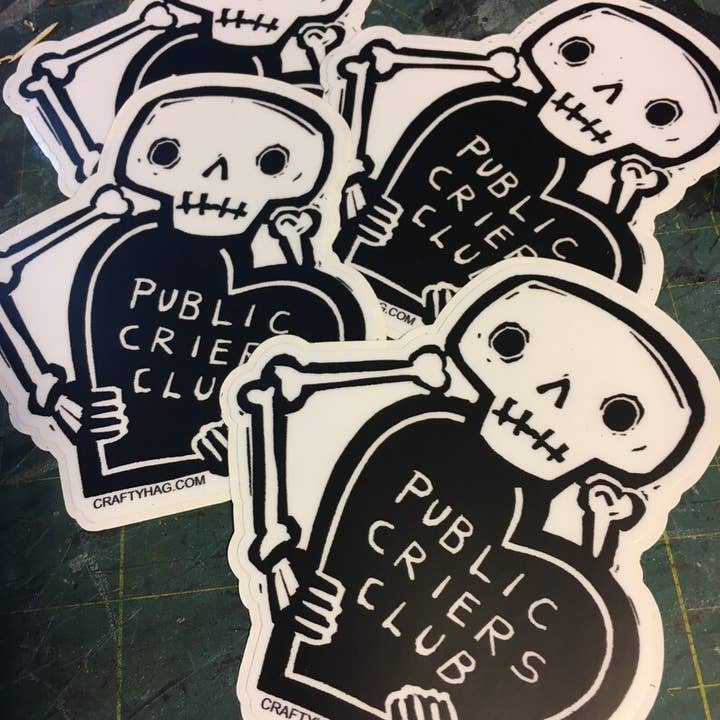 Autocollant « Public Criers Club » en noir et blanc, mignon squelette gothique pour la vente par The Crafty Hag
