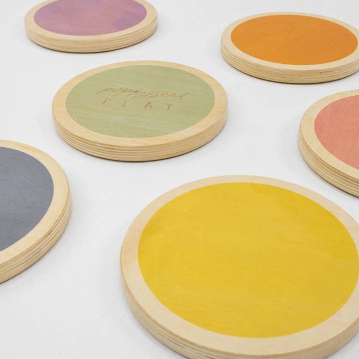 Pierres d'équilibre en bois colorées pour la vente par Poppyseed Play