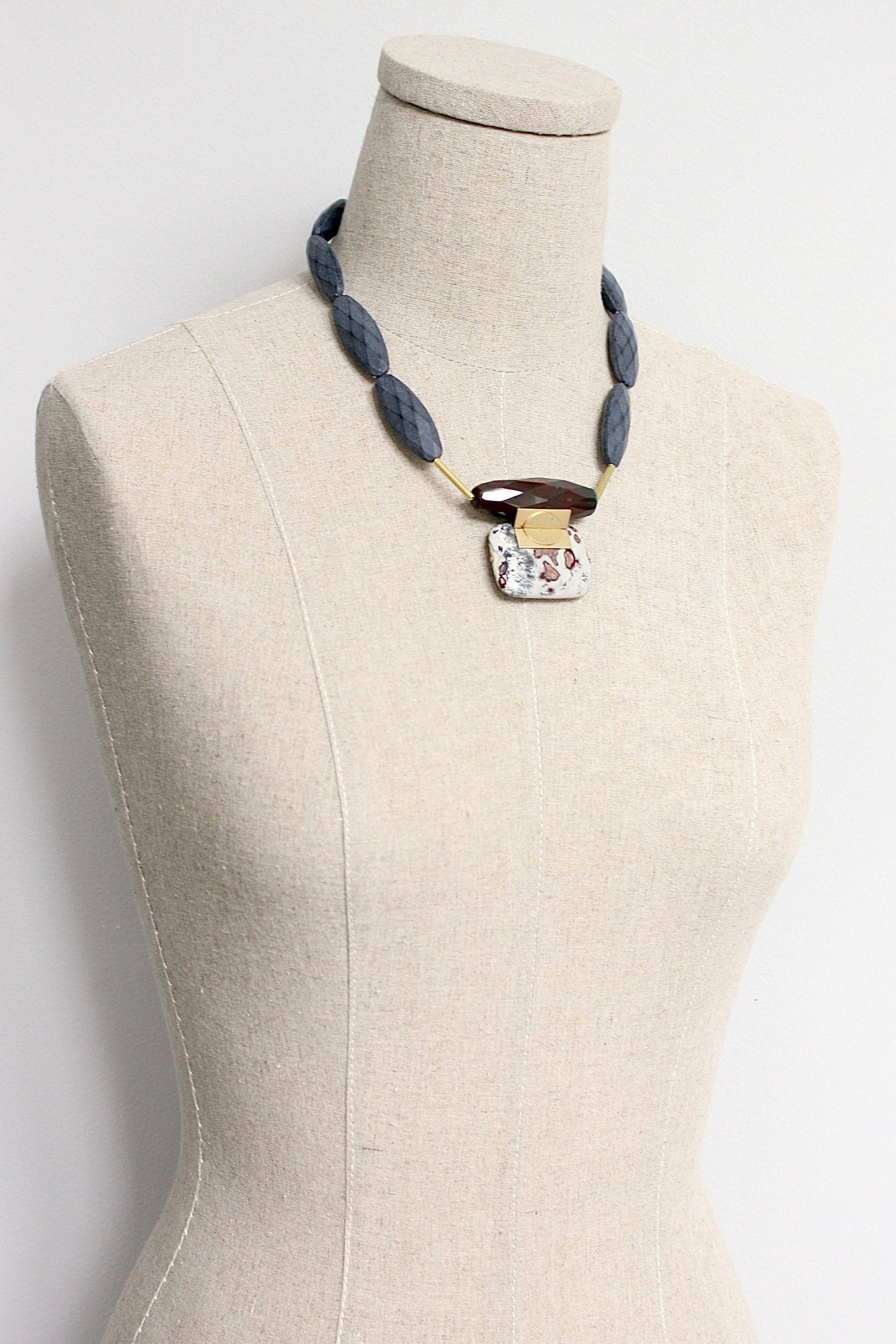 David Aubrey Jewelry – wholesale Hänge-/berlockhalsband – FER317 Geometrisk jaspis och akryl halsband1