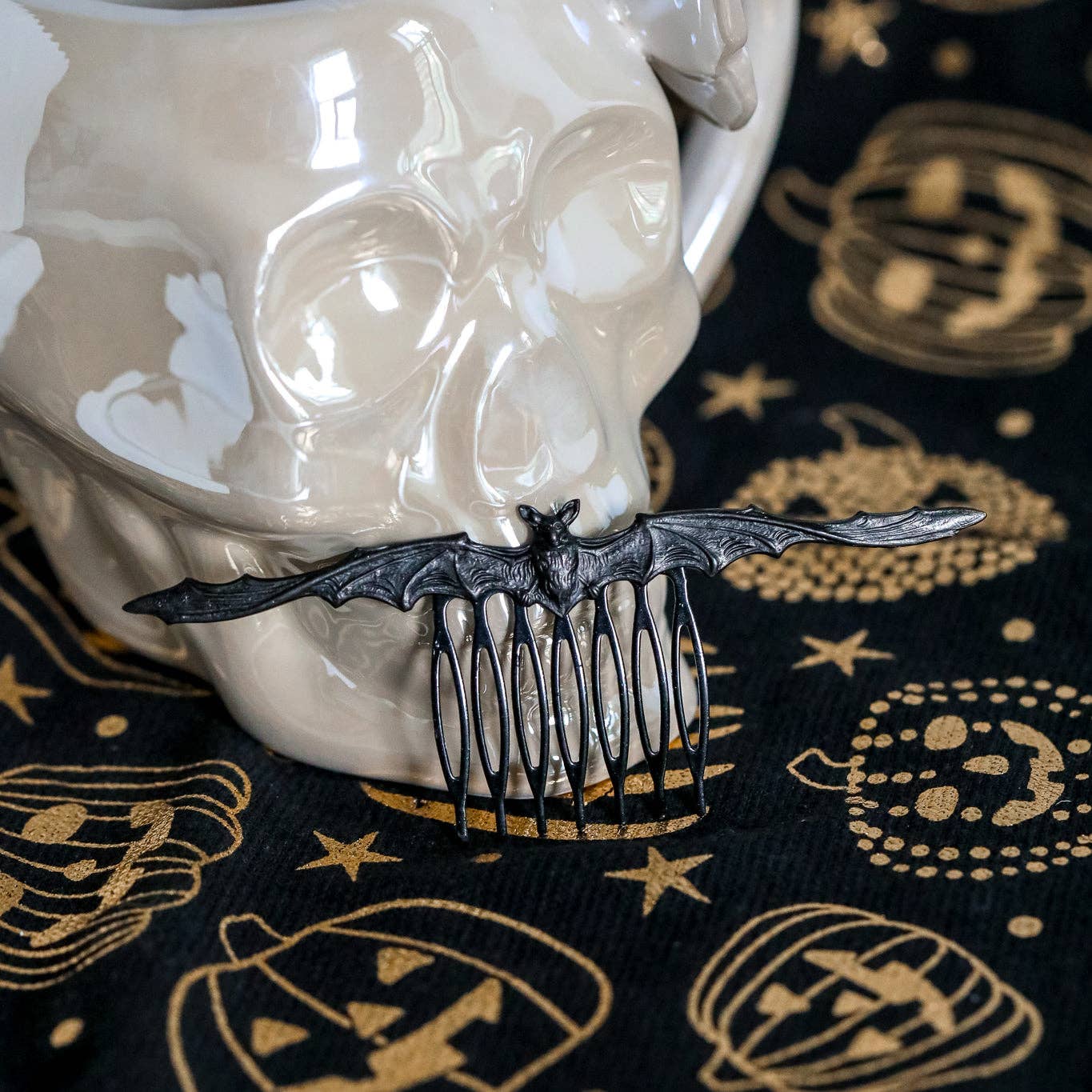 The Gilded Witch - Vendita all'ingrosso Forcine per capelli - Pettine per capelli con pipistrello elegante in nero, argento, oro e oro antico5