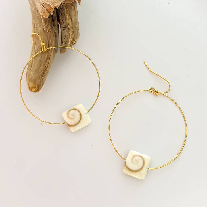 Shiva Hoop gouden oorbellen voor wholesale door Leighton Lam Designs