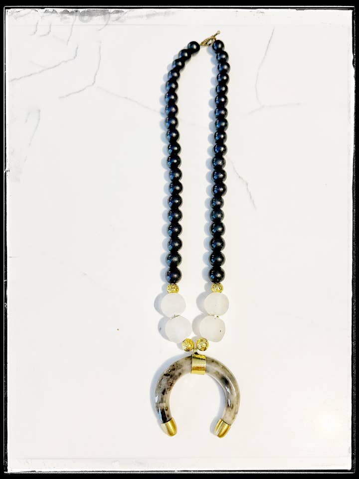 Collar midi con colgante de cuerno creciente en crema y negro de vidrio para venta al por mayor de GentrybyJenna