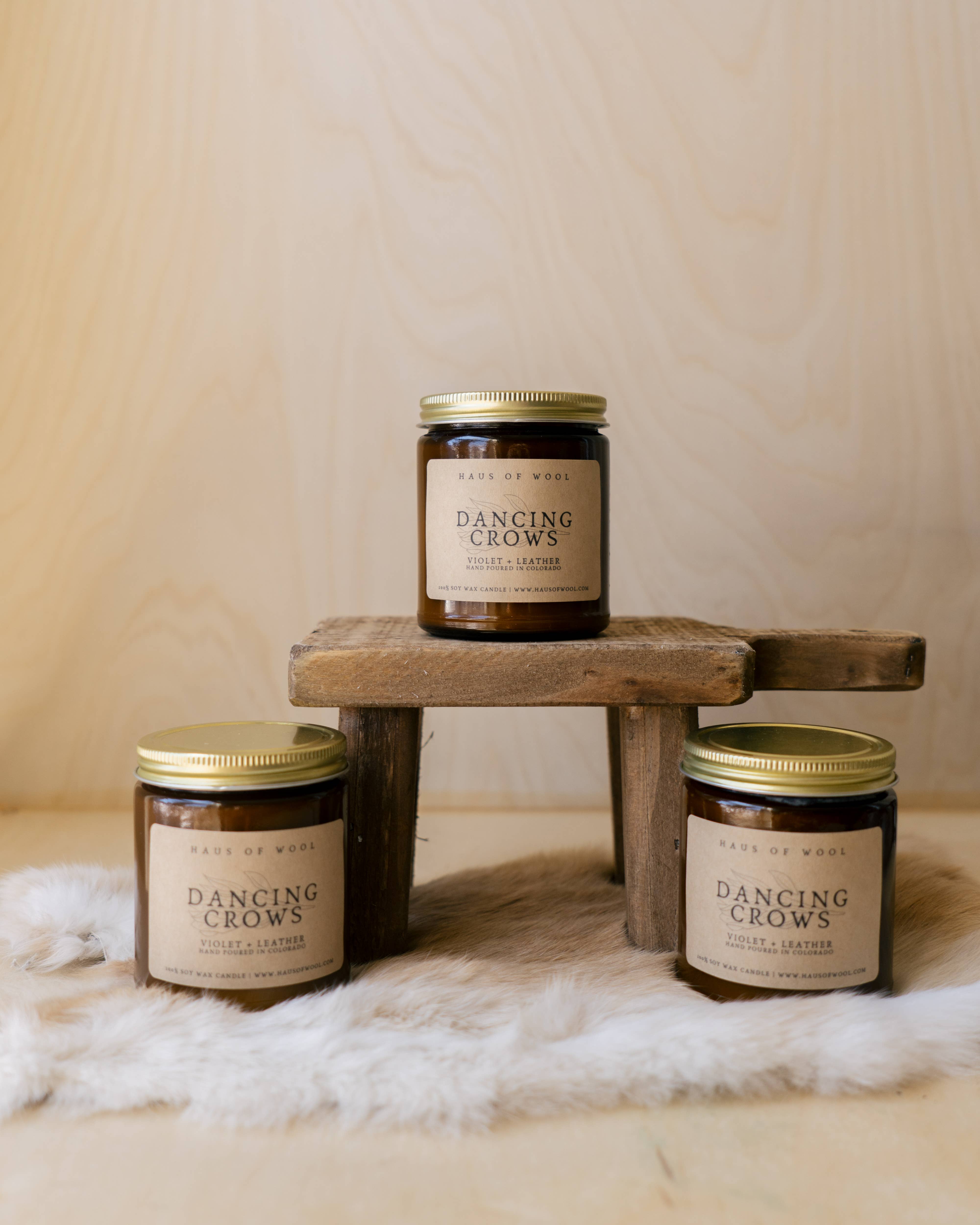 Haus of Wool – Großhandel Kerze im Glas / gefüllte Kerze – Violet + Leder Sojawachs Holzdocht Kerze4