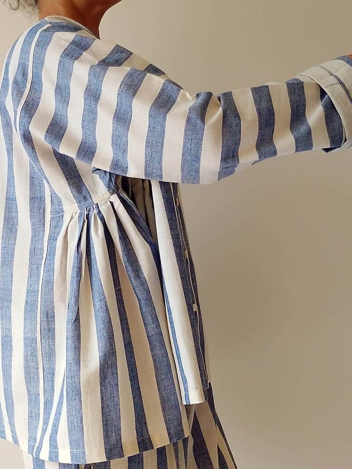 Camicia da donna oversize in cotone biologico, a righe blu e bianche per la vendita all'ingrosso da parte di Cotton Conscious