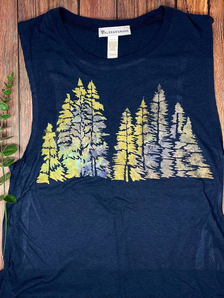 Débardeur musculaire Evergreens peint à la main pour femmes pour la vente par Third Wolf Designs