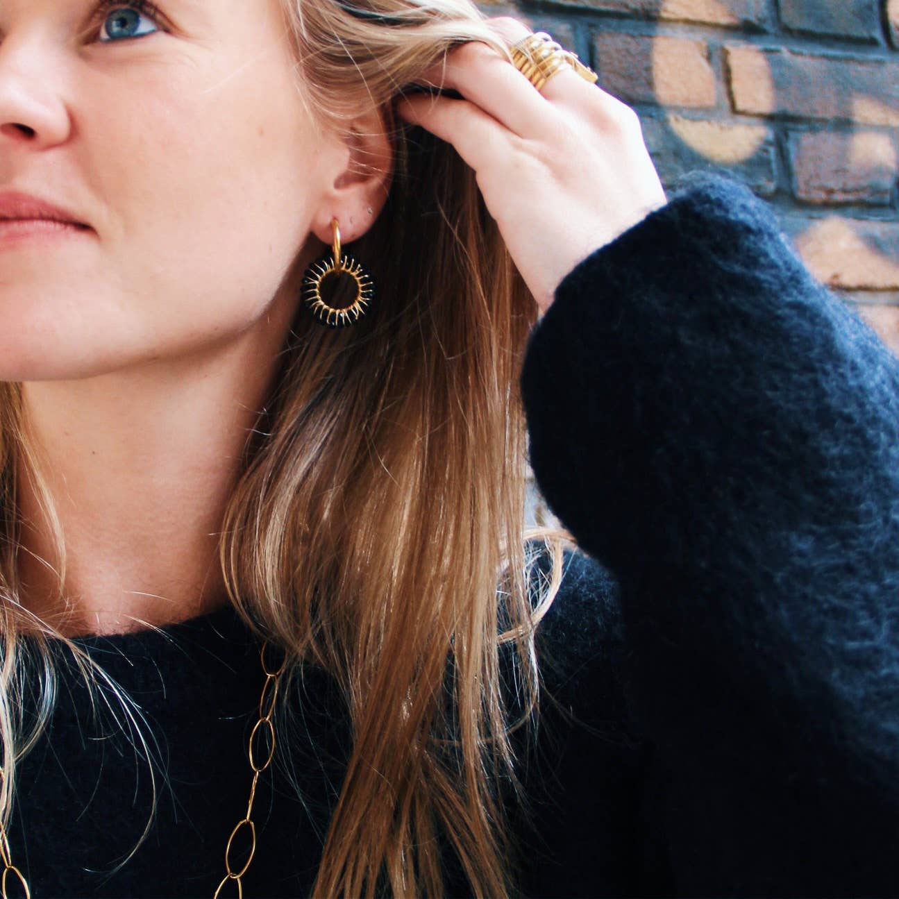 Bazou – Engroshandel Hængeøreringe og creoløreringe – Ørering i rustfrit stål med rundt facetvedhæng - sort/guld1