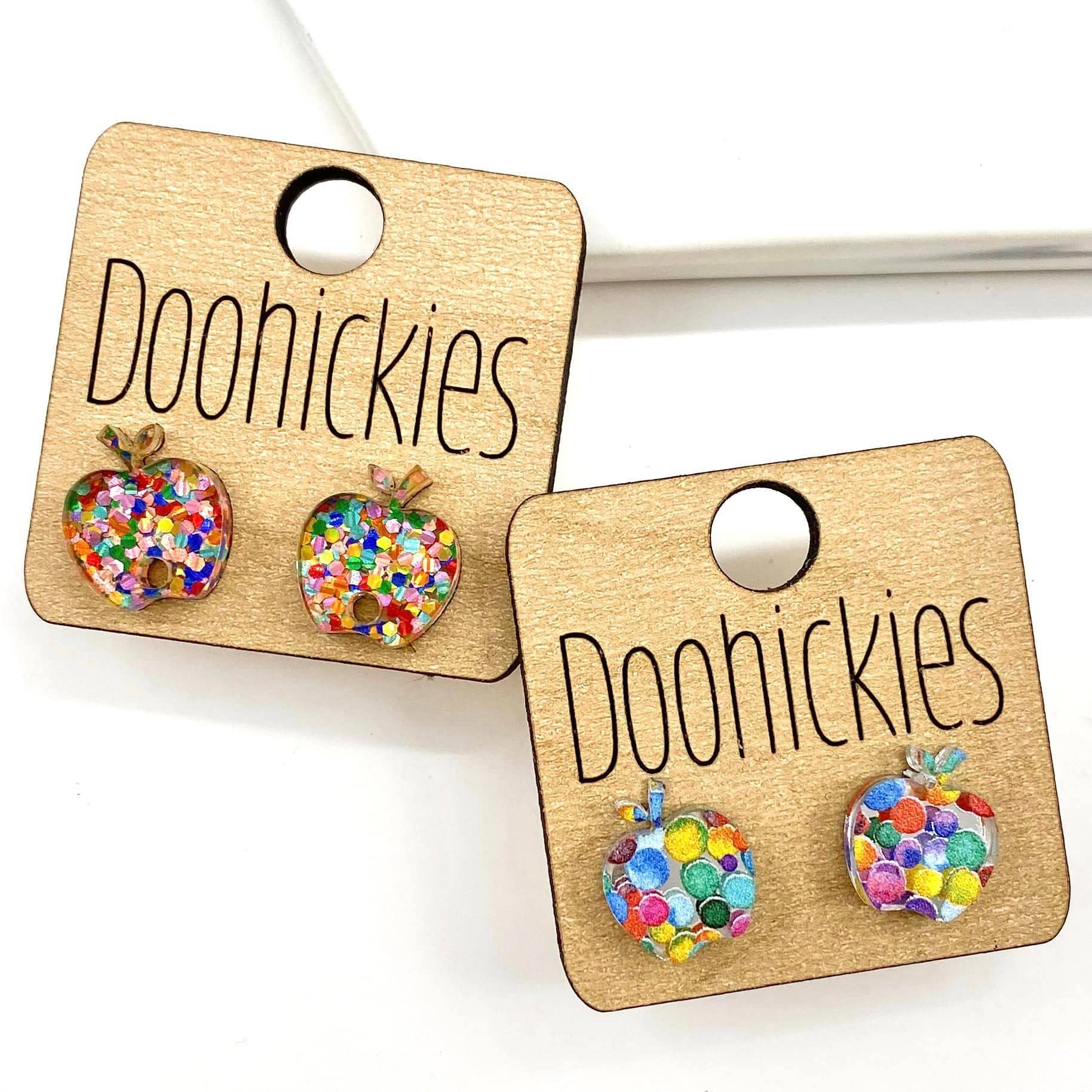 Doohickies - Vente Clous d'oreille - Confetti Apple Studs - Boucles d'oreilles pour professeurs de la rentrée0