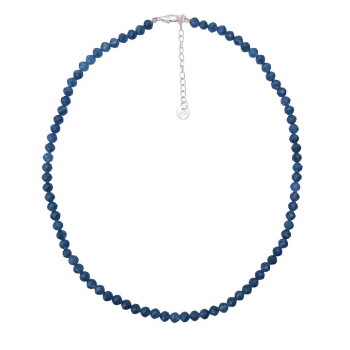 Collana delicata con zaffiro sfaccettato e chiusura in argento sterling per la vendita all'ingrosso da parte di The Blue Yogi