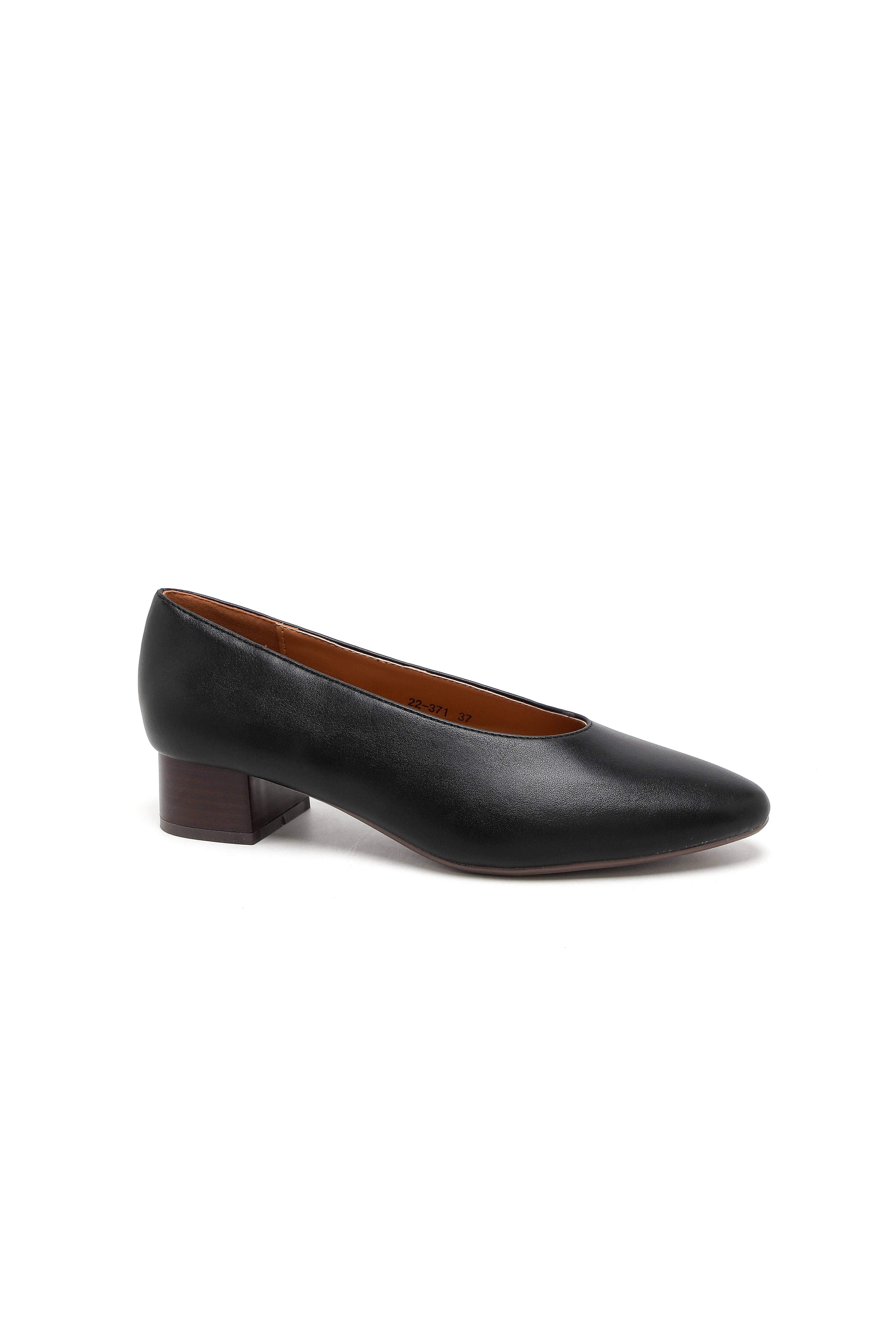 leopard Pointed toe pump in faux leather or printed textile22-371 for wholesale on Faire7