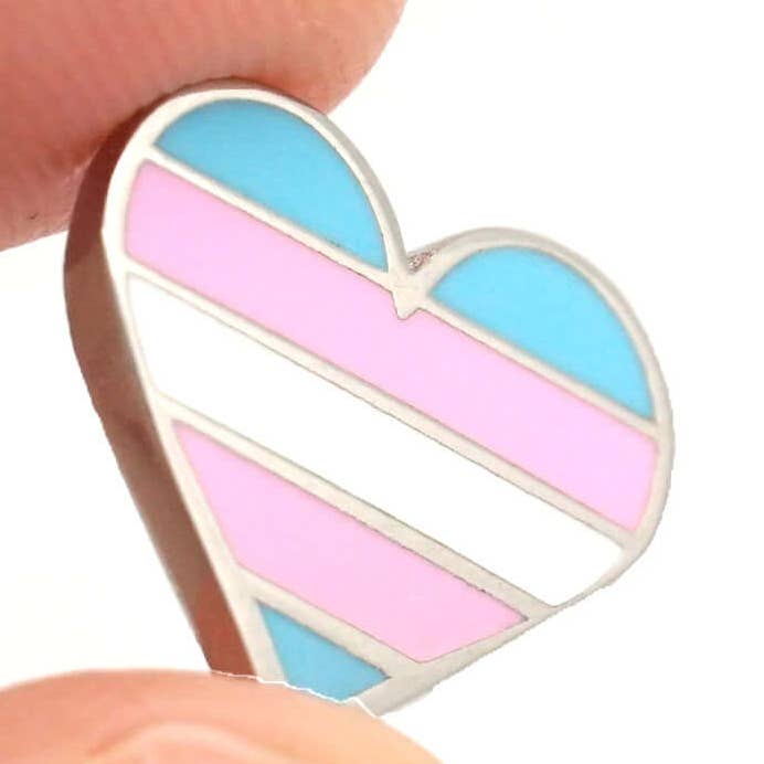 Épingle en émail avec drapeau trans pour la vente par Compoco