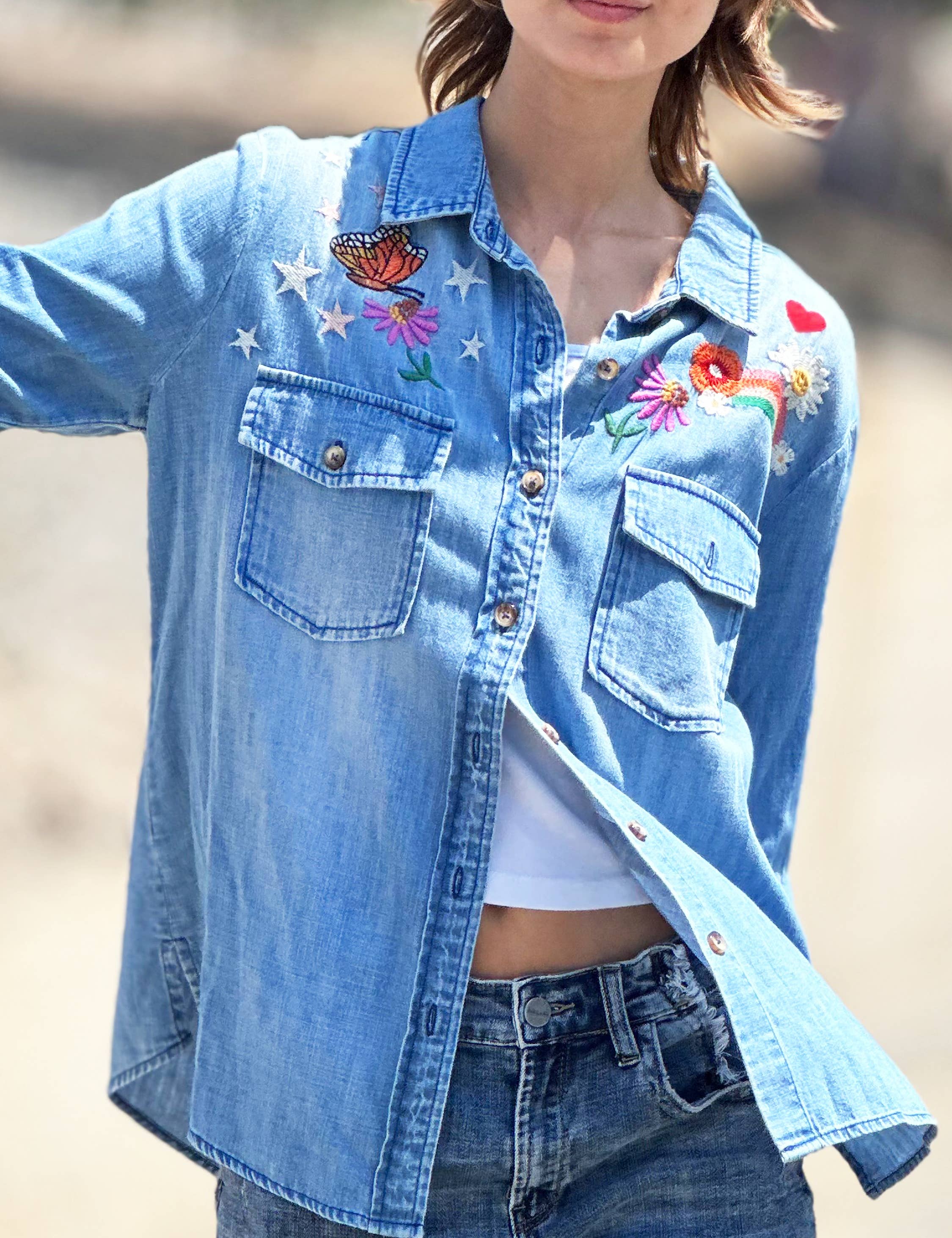 Denim Happy Place denim blouse met bergmotief voor groothandel op Faire