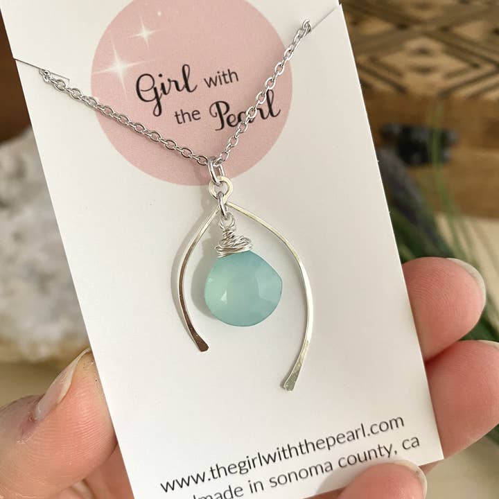 Pyrite and Pearls – Großhandel Kette mit Anhänger/Charm – Wunsch Knochen Halskette mit einem aqua blauen Chalcedon Edelstein Drop