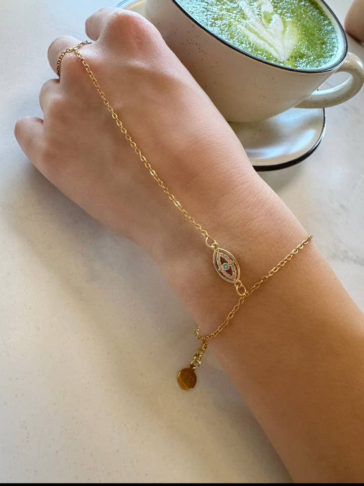 Chaîne de main délicate avec cristal et œil maléfique pour la vente par FRESHALAMODE / fashionably protected