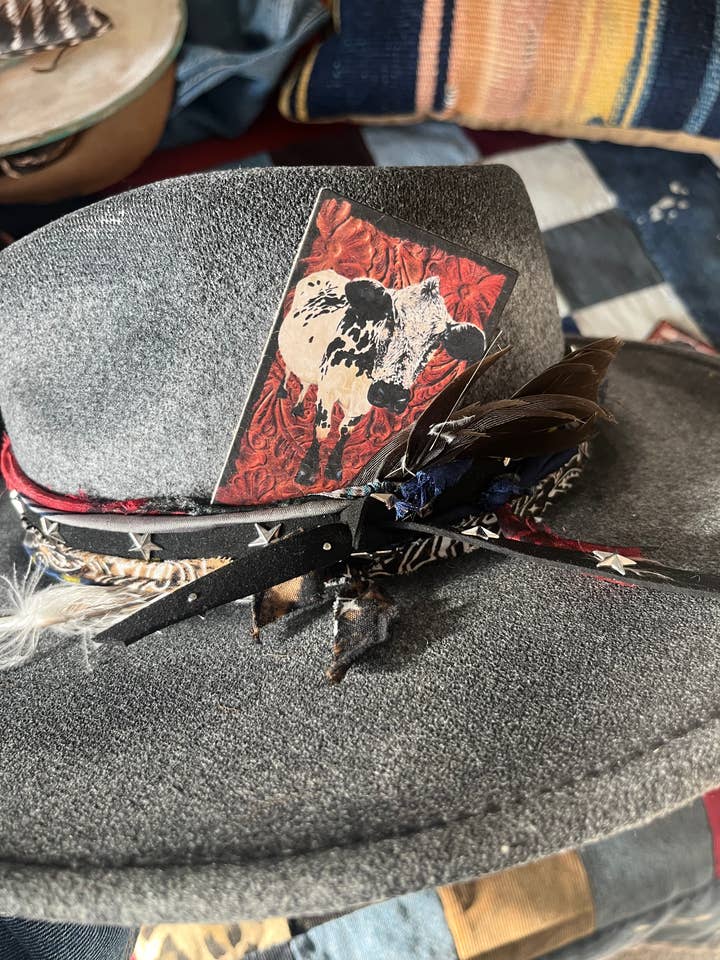 Carte de Chapeau en Cuir - Tamponnée par Bonnie pour la vente par DOLLY ESTELLE