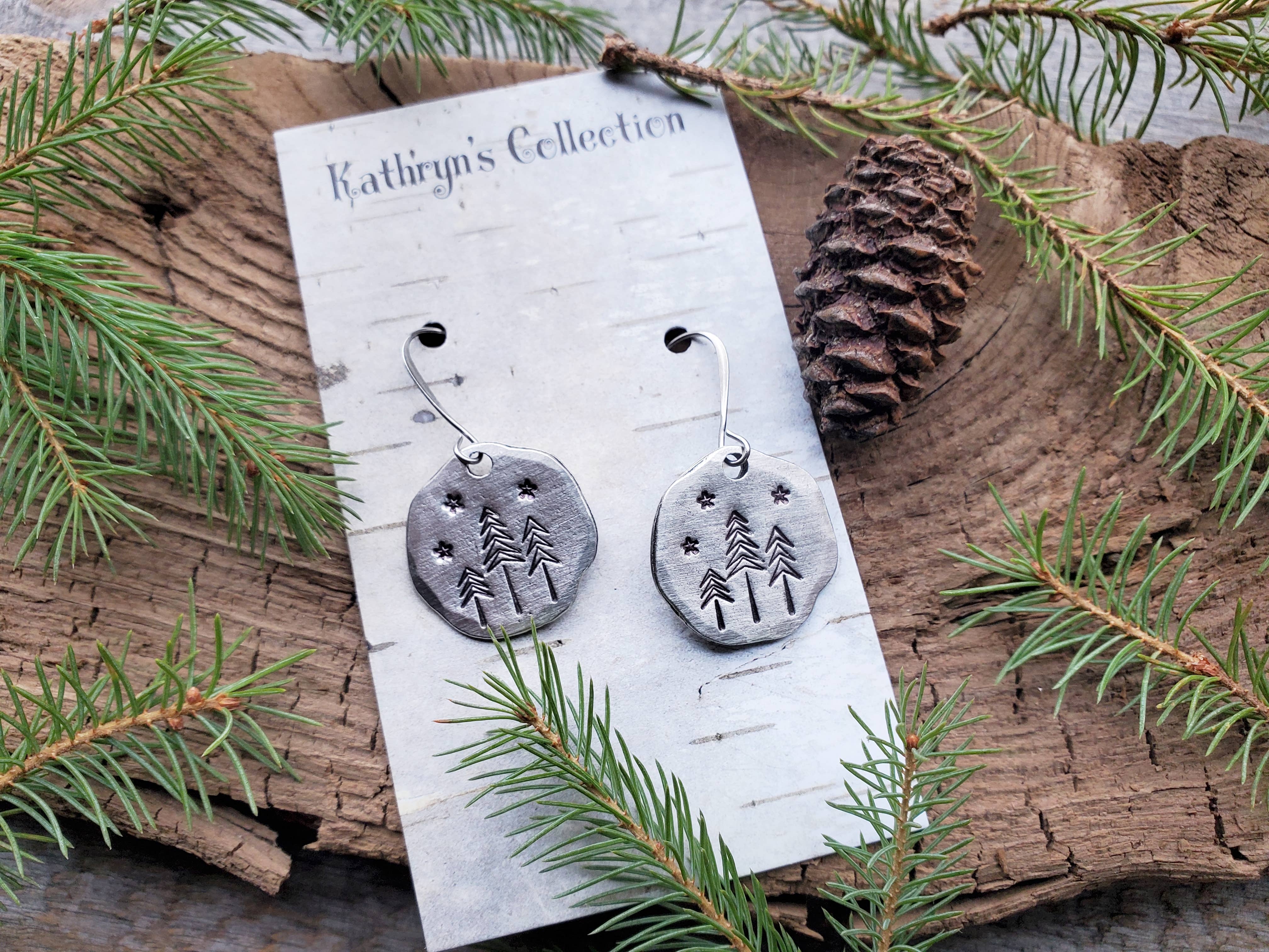 Kathryn's Collection - Vente Boucles d'oreilles pendantes - Boucles d'oreilles en forme de pin, rondes, étain estampé à la main3