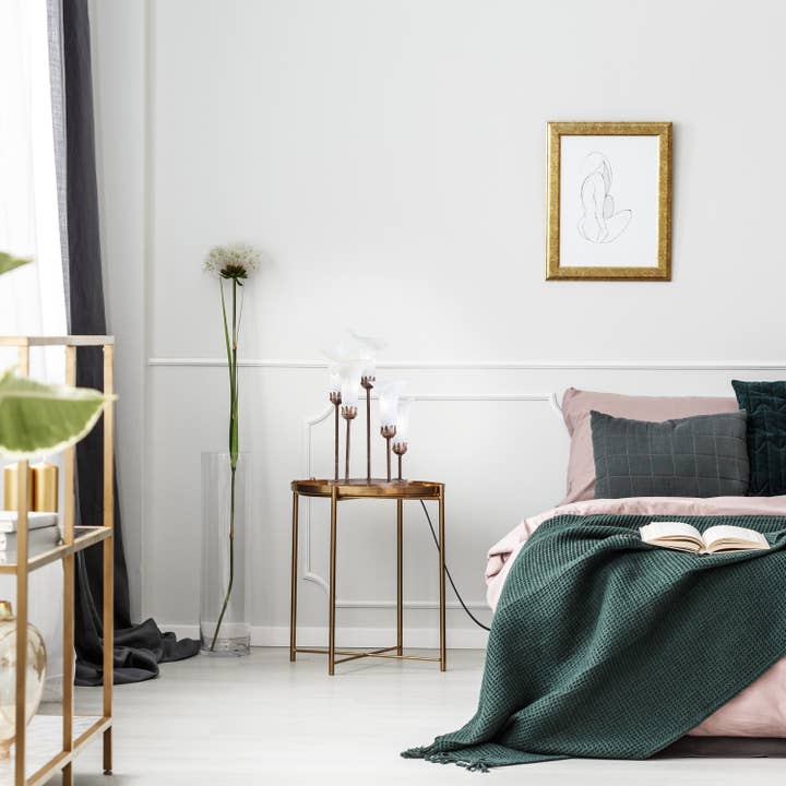 River of Goods - Vente Lampes d'appoint/de bureau - Lampe de table avec base en bronze de 19,5" H et abat-jours blancs Calla Lily3