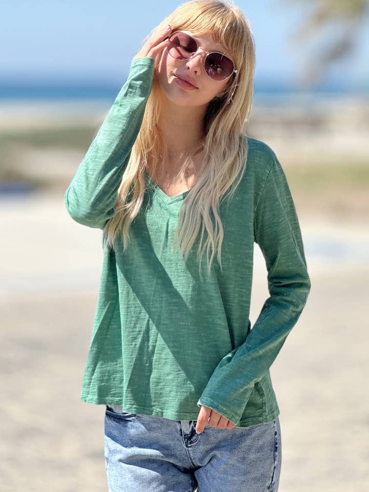 T-shirt a maniche lunghe con scollo a V in abete rosso per la vendita all'ingrosso da parte di WASH LAB