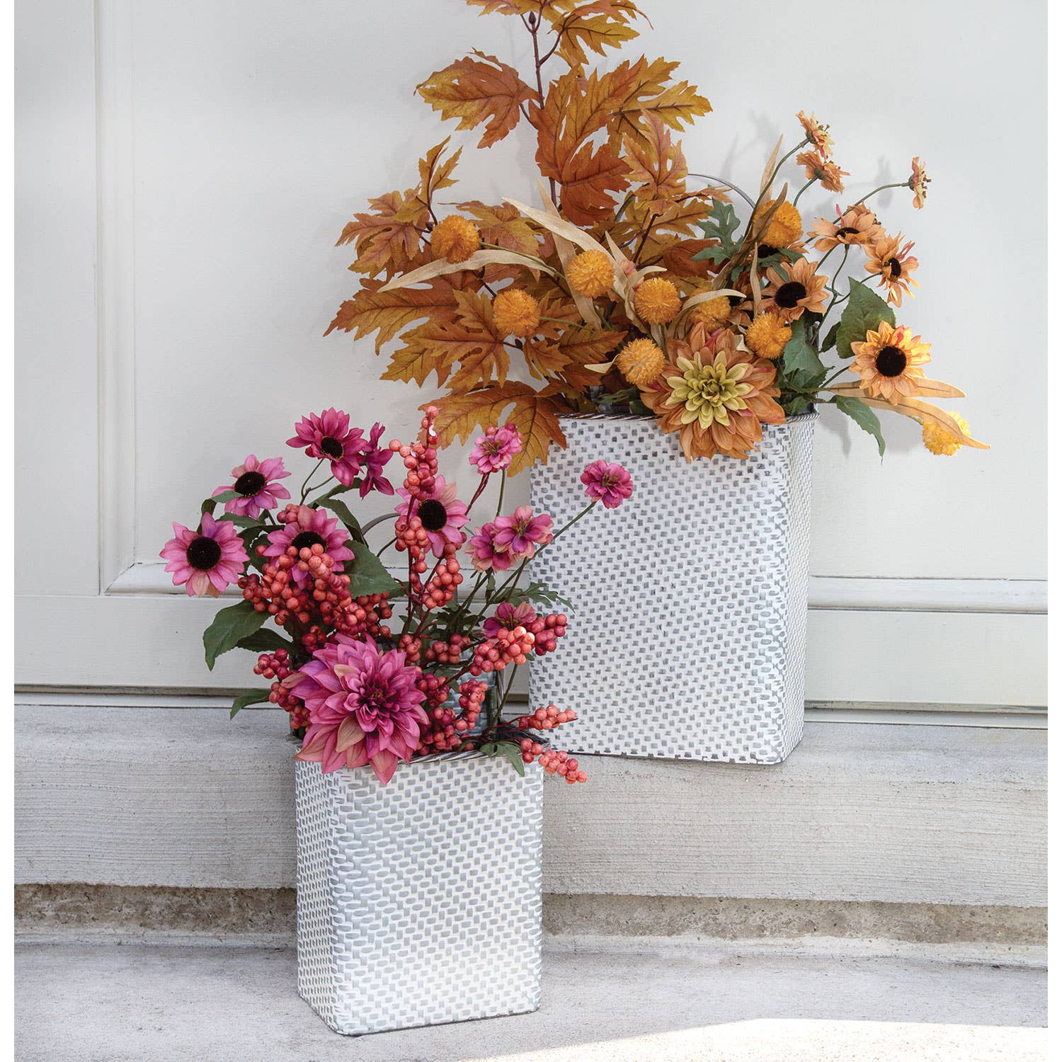 Col House Designs – wholesale Korg – 2/Set, vittvättade basketvävda rektangelväggkorgar i metall1