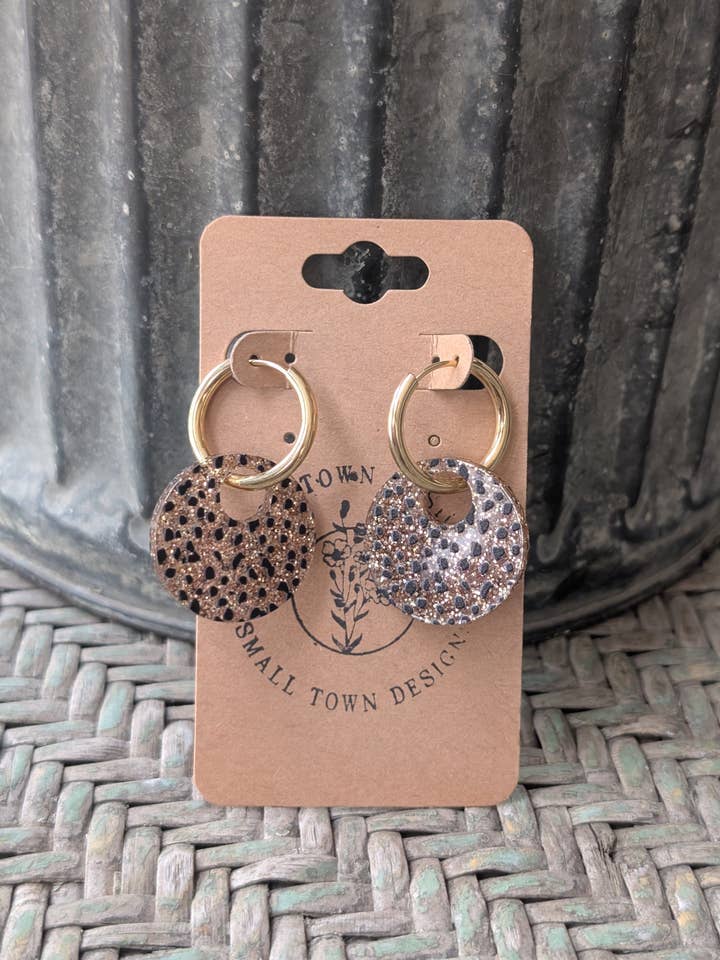 Créoles Leopard pour la vente par Small Town Designs