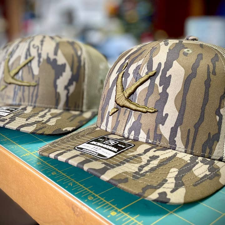 American Flyway Waterfowl - Wholesale Trucker Hat - Unisex - Turkey Tracks Mossy Oak Bottomland - Loden Mesh Back- 112P