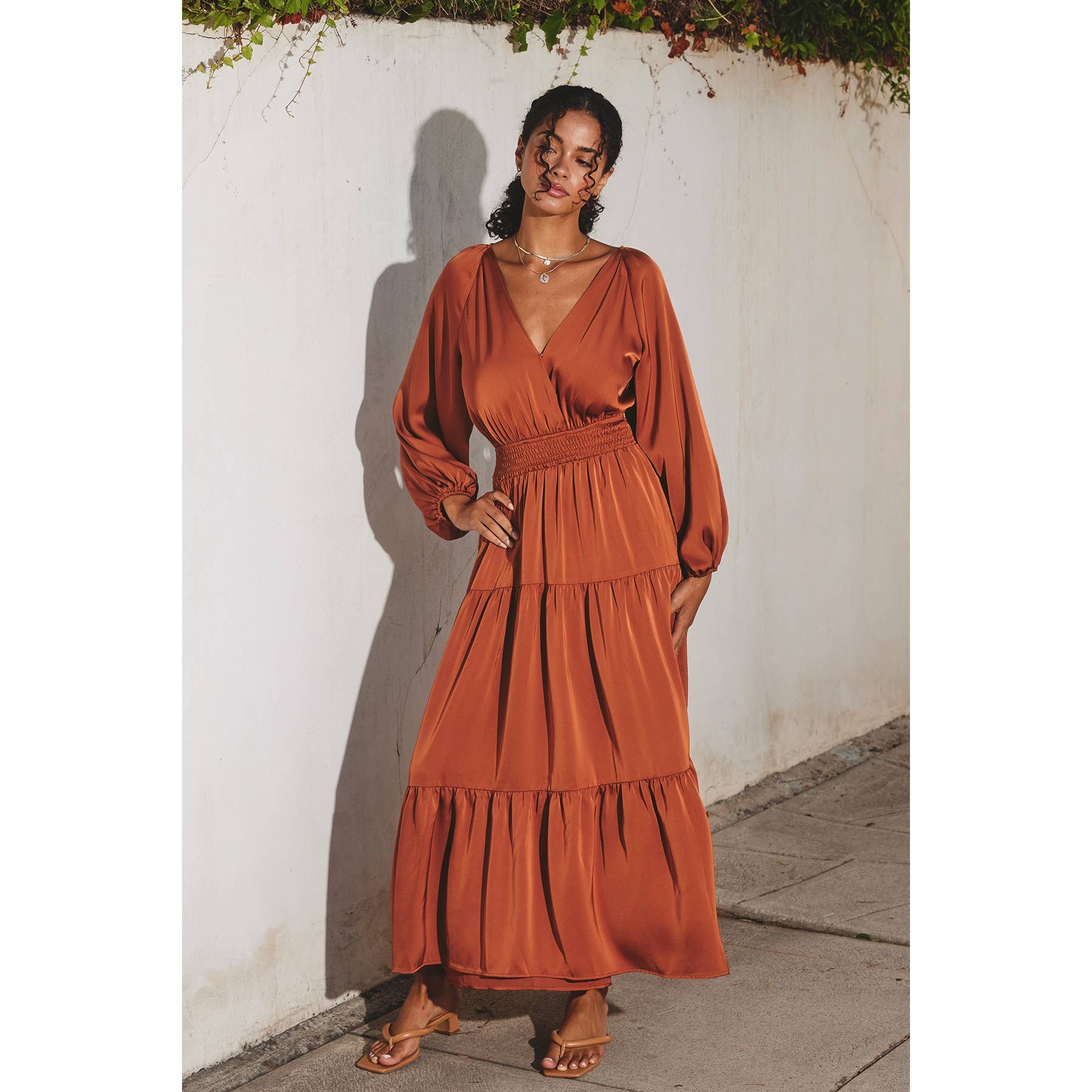 Dress Forum - Vente Robe – femme - Robe longue en satin à taille smockée3