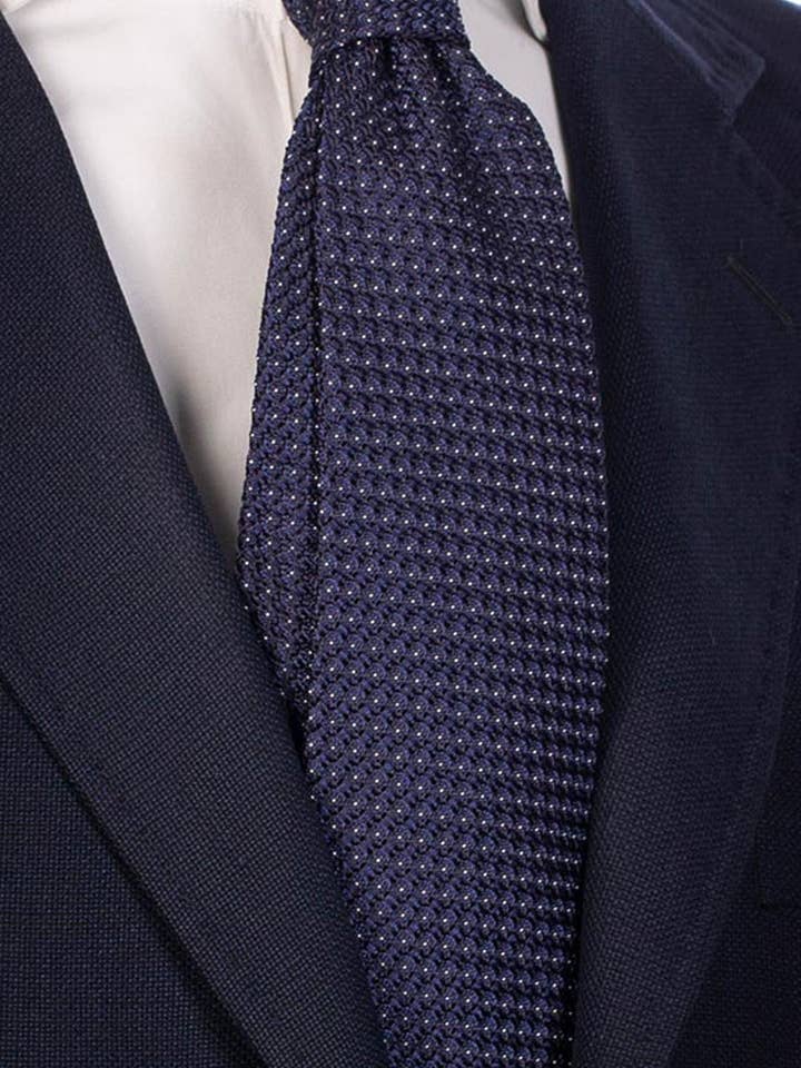 Ceremonislips i Blå Silke med Blå og Hvidt Mønster CY3975 for engroshandel hos Graffeo Cravatte